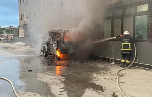 廂型車停空地數小時　無名火竄出還延燒透天厝