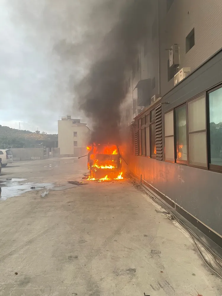 消防人車抵達時，廂型車陷入火海。民眾提供 