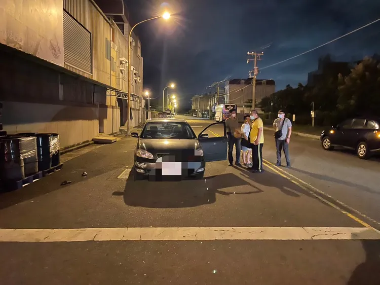 警方攔下人車。警方提供