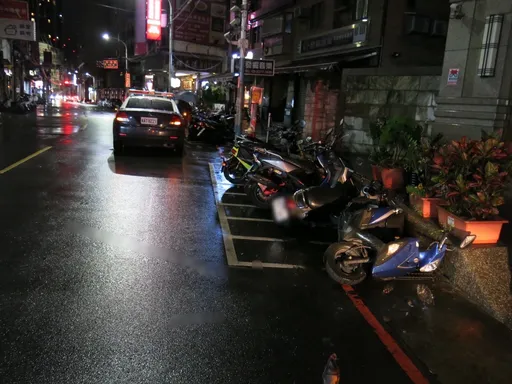 新北計程車不慎撞倒3機車　路過民眾提醒仍逃逸