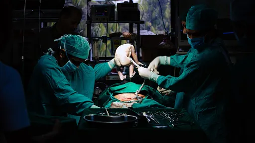 生2個給1個！醫師隱瞞孕婦懷雙胞胎　產後將嬰兒偷走販賣