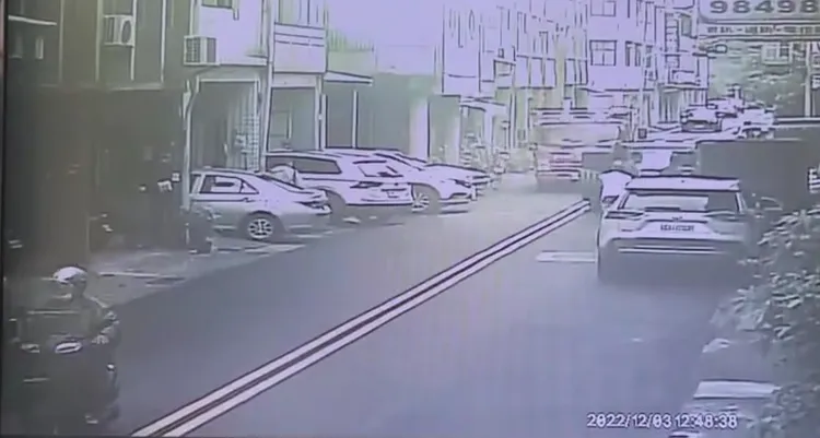 監視器畫面顯示，消防車於12點48分抵達現場。民眾提供