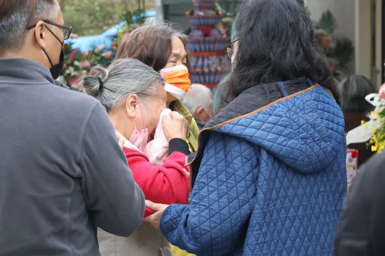 3姊弟阿嬤不捨3名愛孫慘死，不斷哭泣。張喆喜攝