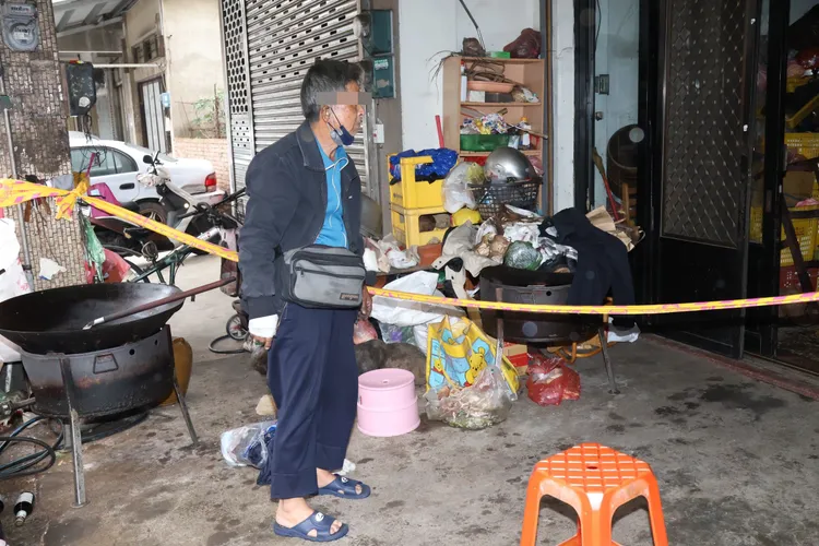 3姊弟的爺爺右手疑遭灼傷包起紗布。張喆喜攝