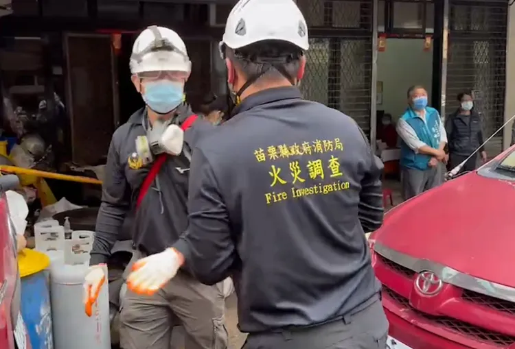 火調課人員到場鑑識。張喆喜攝