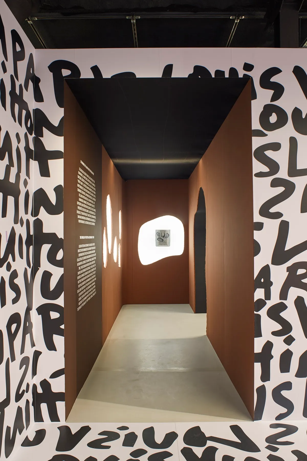 「川久保玲的路易威登世界The World of Louis Vuitton According to Rei」 展間。品牌提供