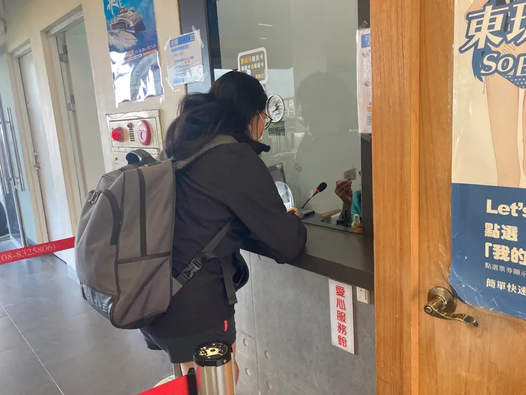 民眾買票欲搭船前往小琉球。陳宏銘攝