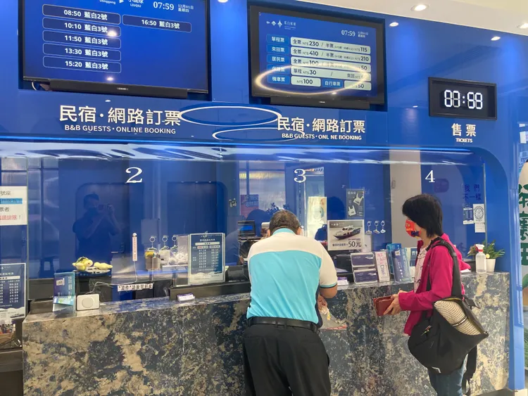 民眾買票欲往小琉球。陳宏銘攝