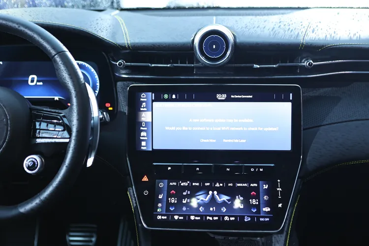 中控螢幕設計很前衛，可惜仍無繁體中文介面。翁玉信攝