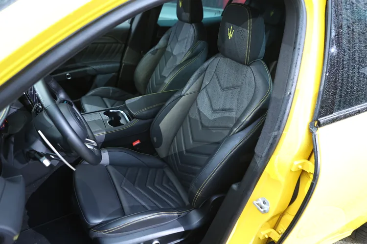 駕駛姿勢十分符合人體工學，再也沒有傳統義大利車的古怪設計。翁玉信攝