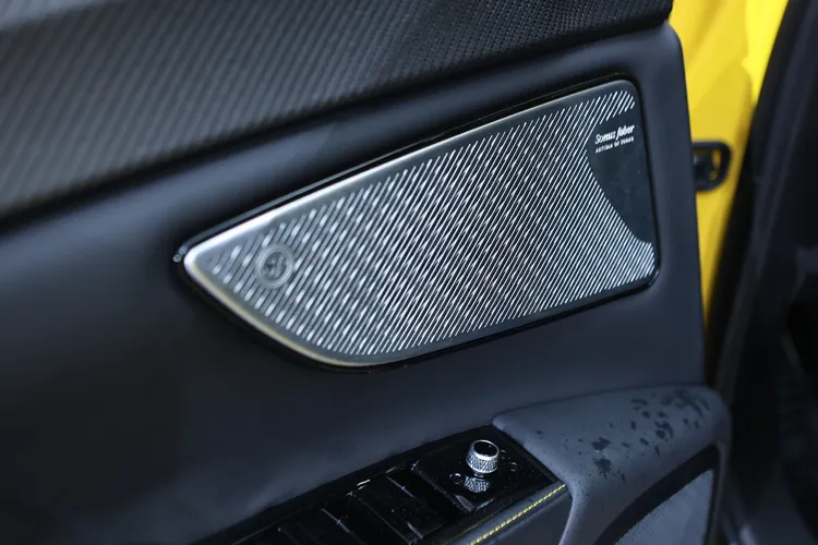 除了配置高級音響，門板上也有按鍵式開關。翁玉信攝