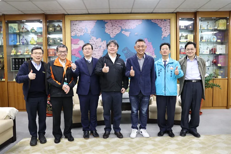 指揮中心團隊與金門縣長楊鎮浯研商，未來小三通開放防疫需求與整備規劃。指揮中心提供