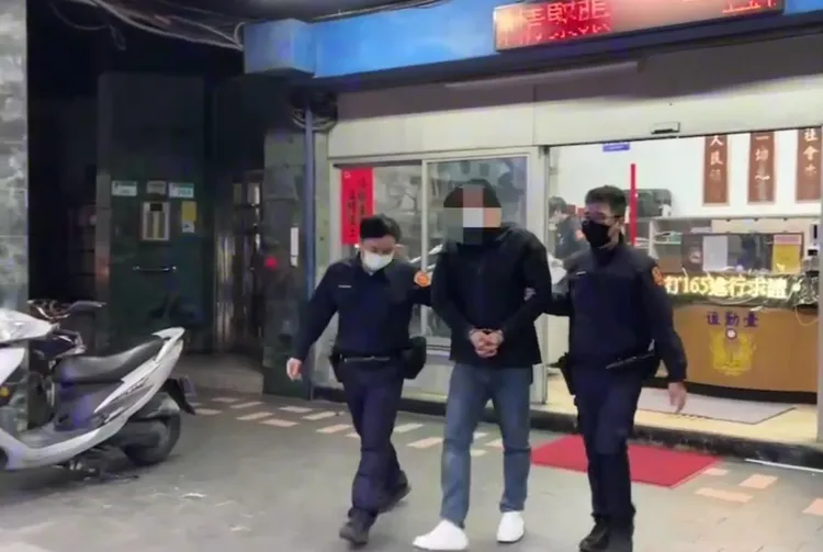 陳男隨身攜帶槍、毒遭警方送辦。翻攝畫面