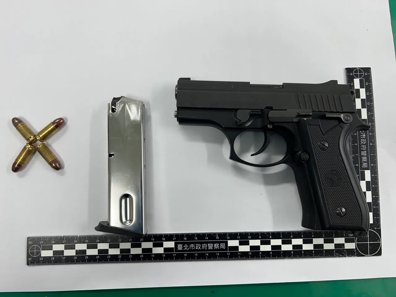 警方查扣的改造手槍。翻攝畫面