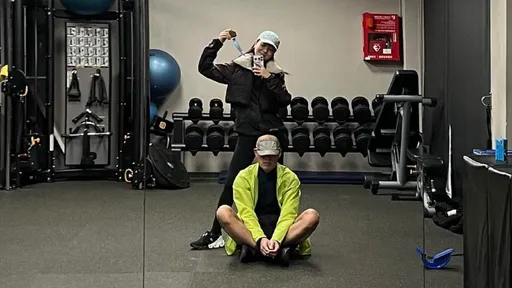 楊祐寧奮戰台北馬拉松只換來2個字母 嘖~辣妻還在背後做這小動作