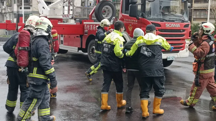 消防人員救出受困火場人員。翻攝畫面