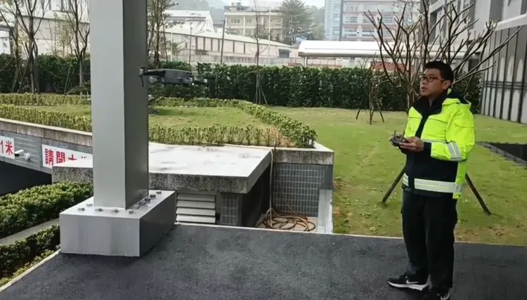 消防人員運用空拍機監視火災狀況。翻攝畫面