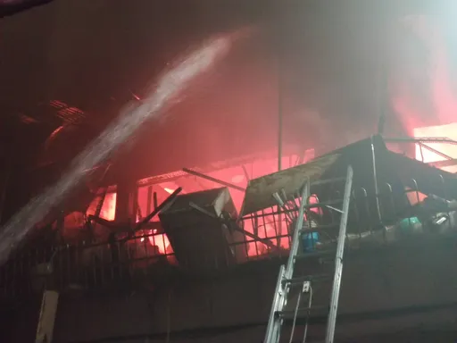 受傷影片曝光!新北男欠房租引爆瓦斯 2勇消滾地哀嚎「叫支援」