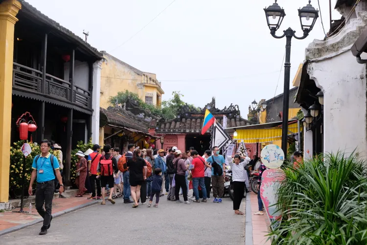 「來遠橋」是會安古鎮中最具代表的景點，周邊人潮較多，此為橋的入口一側。葉盛耀攝