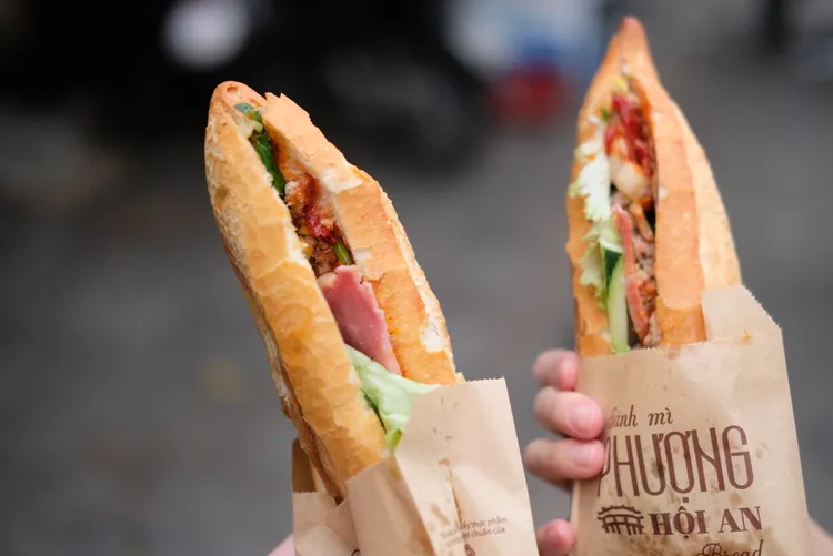 越式法國麵包以當地特有的軟式法國麵包，夾入各式內餡，是很推薦的當地小吃。葉盛耀攝