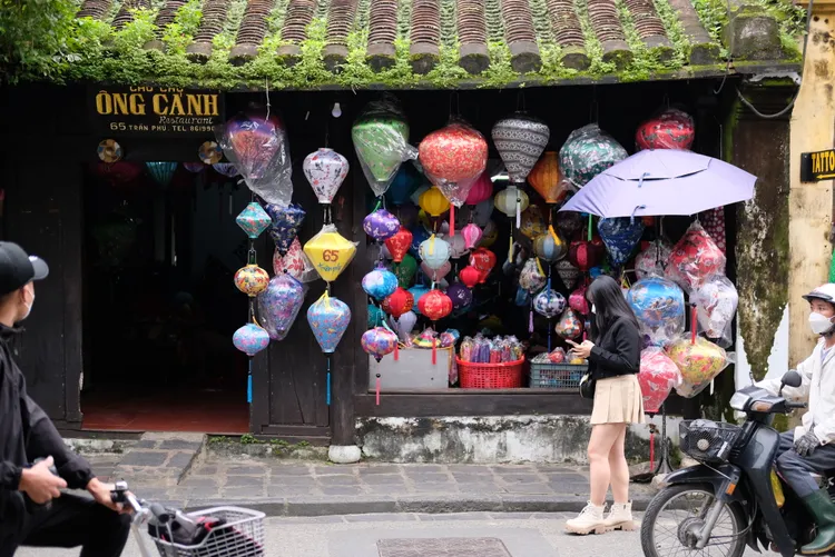 被聯合國教科文組織登錄為世界文化遺產的會安古鎮，融合中、日、越三國特色，古色古香，且繽紛的燈籠是古鎮內一大裝飾特色。葉盛耀攝