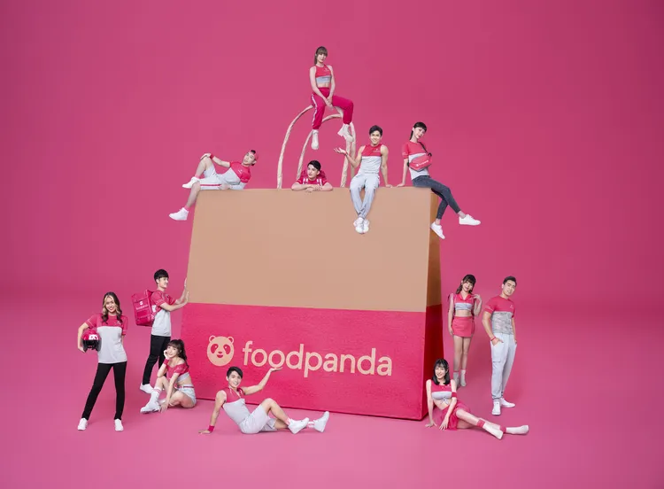 德商 foodpanda 集結 12 位斜槓外送天菜，推出「2023 foodpanda 外送天菜年曆」。業者提供