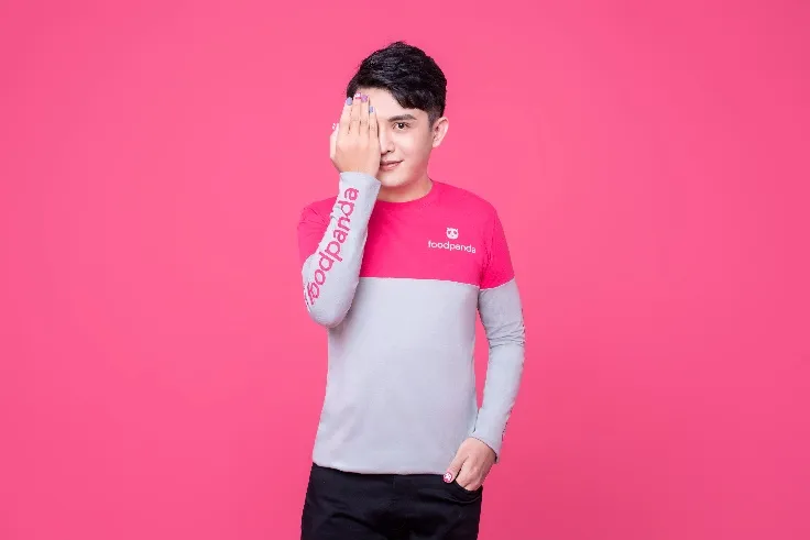 帥哥天菜郭鉑漢，透過閒暇時間跑外送，本業則是一位專業美甲師。業者提供