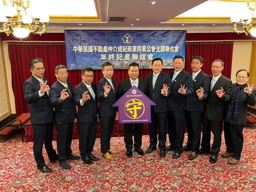 利空壟罩 2023年房市代表字「守」