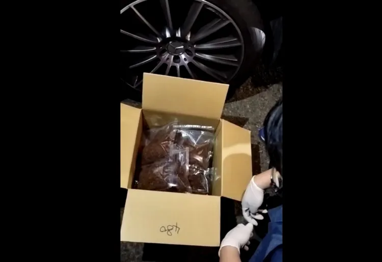 警方於毒品交易時上前攔查。翻攝畫面