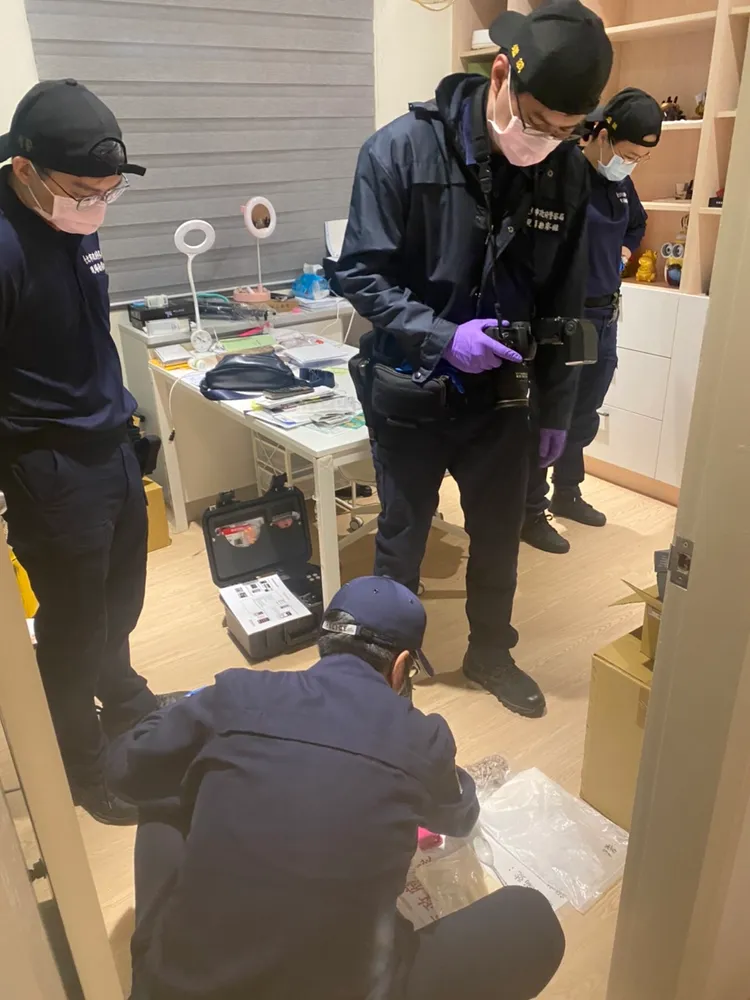 警方前往桃園一處高級民宅內搜索。翻攝畫面