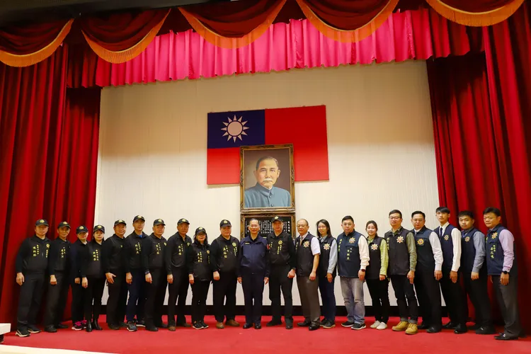 桃園市警察局頒發破案英雄獎。警方提供