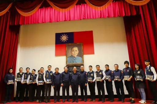 桃園市警局頒破案英雄獎 贈勇警創意紙雕公仔提振士氣