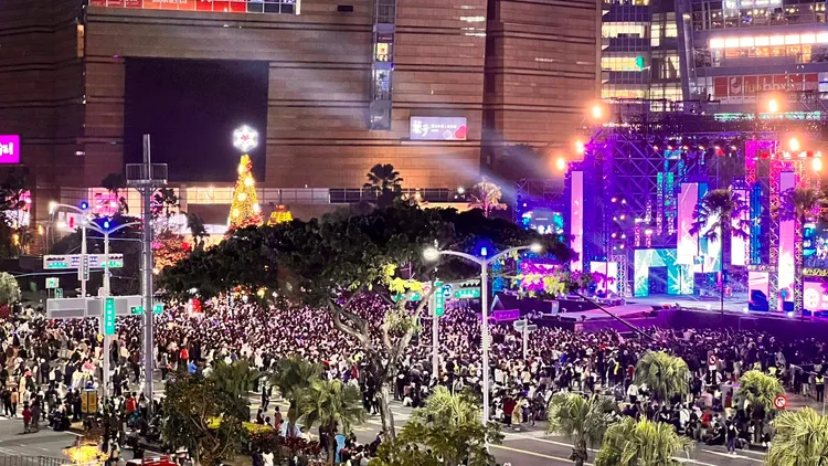 高雄跨年《亞灣未來市演唱會》尚未開始，現場已湧現人潮。侯昌騰攝