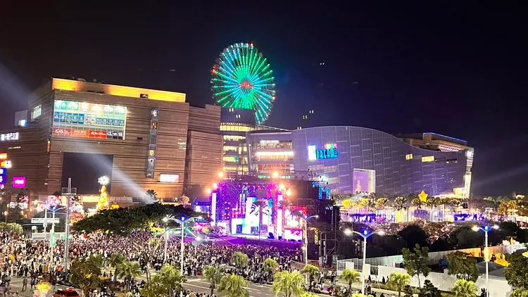 高雄跨年《亞灣未來市演唱會》尚未開始，現場已湧現人潮。侯昌騰攝