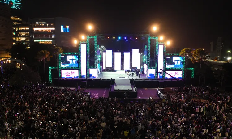 高雄跨年《亞灣未來市演唱會》尚未開始，現場已湧現人潮。讀者提供