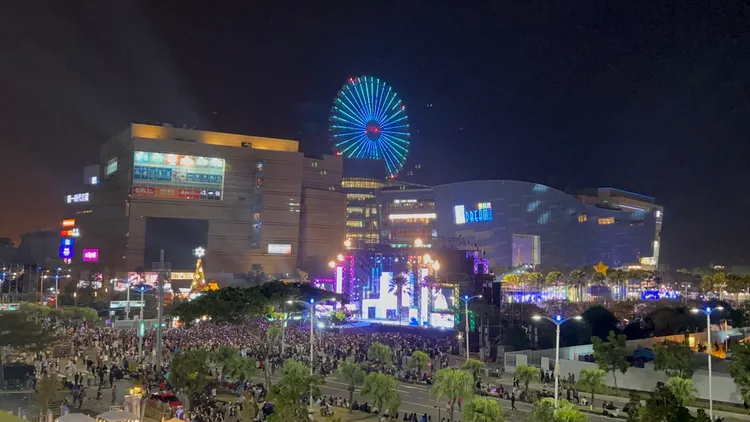 高雄跨年《亞灣未來市演唱會》尚未開始，現場已湧現人潮。侯昌騰攝