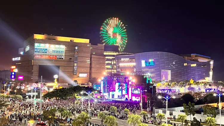 高雄跨年《亞灣未來市演唱會》尚未開始，現場已湧現人潮。侯昌騰攝