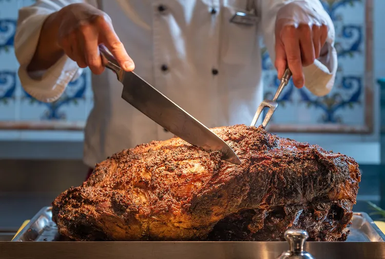 里拉餐廳將限時供應「聖誕跨年海陸大餐」。理想大地渡假飯店提供
