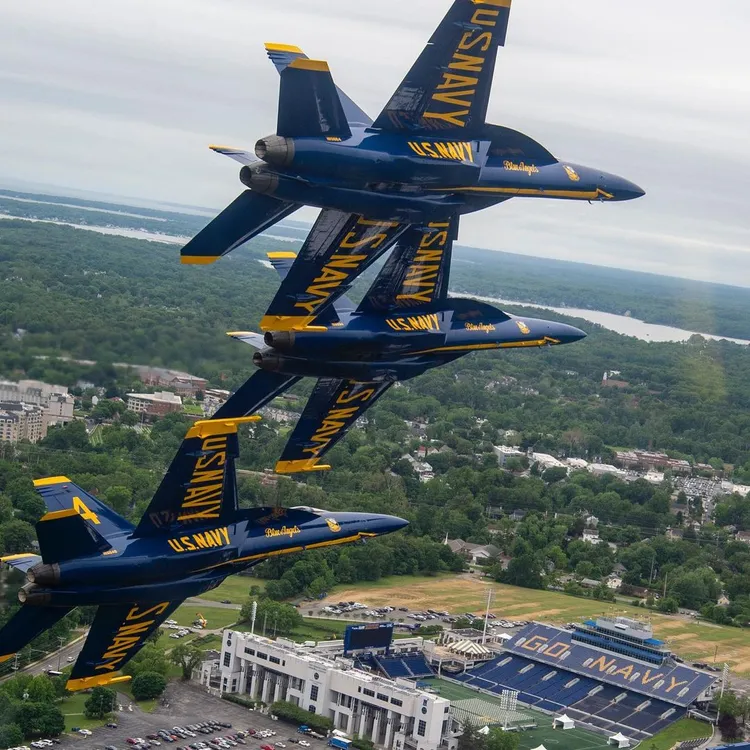 美國海軍藍天使特技飛行隊現行的F/A-18大黃蜂戰鬥攻擊機，機身為藍與黃配色，啟發了CITIZEN打造Blue Angels藍天使特技飛行隊聯名錶的配色設計。翻攝usnavyblueangels IG