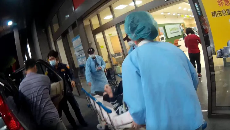 老翁送抵中國附醫。台中市交通警察大隊提供