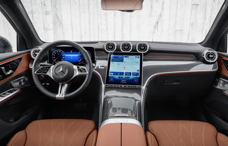 內裝類似新C、大型直立螢幕偏向駕駛者設計。原廠提供