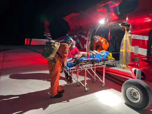 黑鷹直升機深夜緊急出勤 救援綠島車禍傷者轉送台東就醫