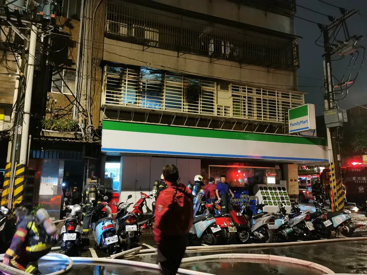 警消到場灌救。陸運鋒攝