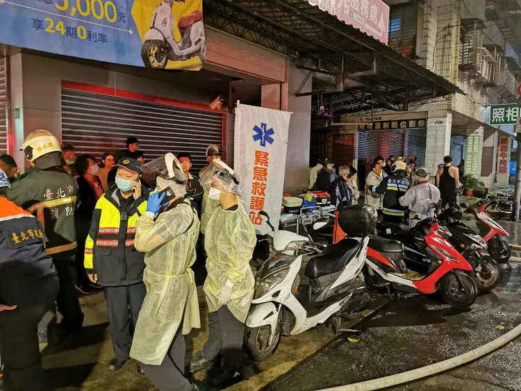 現場疏散15人、另救出1名住戶。陸運鋒攝