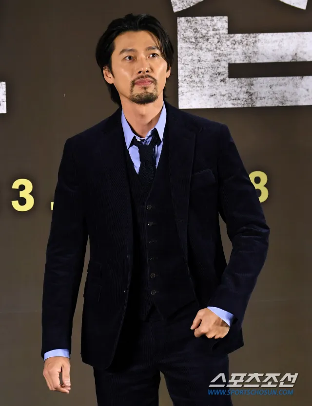 玄彬今天出席《玩命交涉》記者會，留了一臉鬍子。翻攝日刊體育