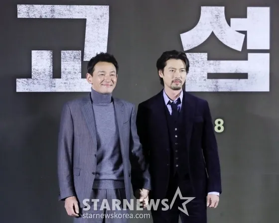 玄彬(右)和黃晸玟手牽手為《玩命交涉》造勢。翻攝STARNEWS