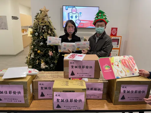耶誕節送暖!北市警打詐宣導 滿滿禮物搬進社福機構