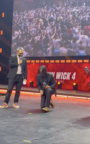 基努李維當眾下跪磕頭，讓影迷驚呼。翻攝自推特@JohnWickMovie