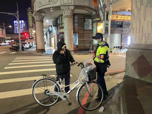 外出採買看街道長得都一樣 警助迷路桃園老翁順利返家