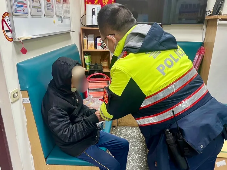 警方遞熱水給老翁休息。警方提供